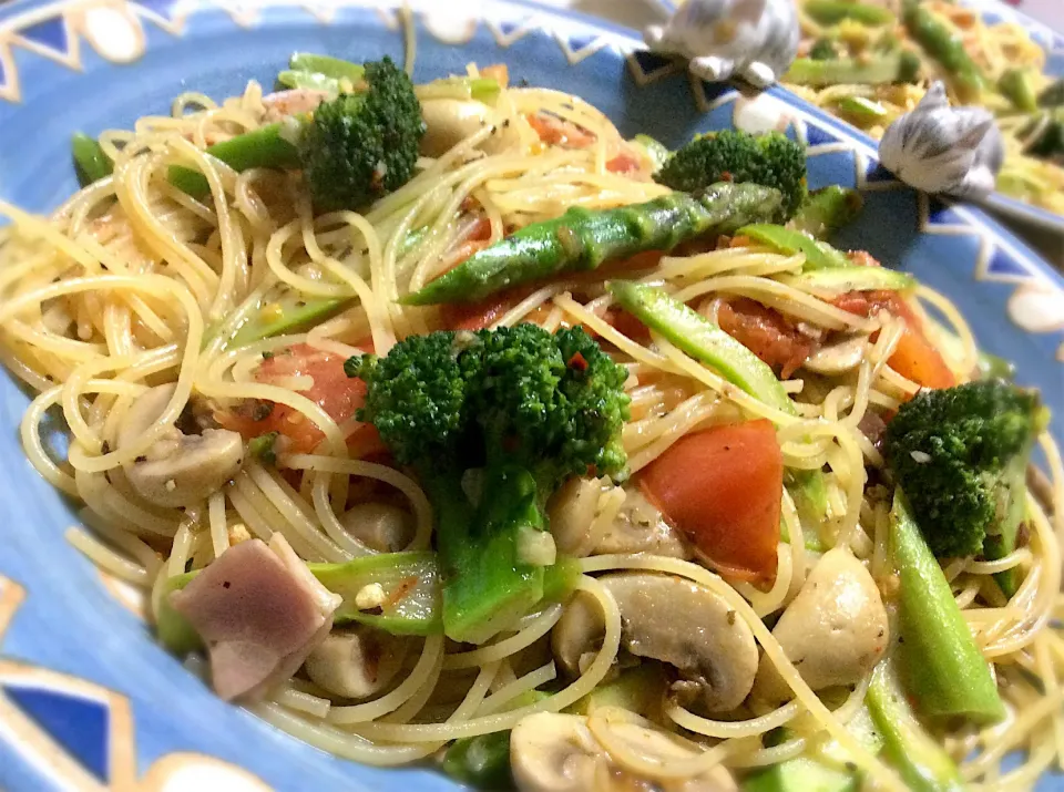 トマト、ブロッコリー、アスパラ、ベーコン、マッシュで ペペロン風にガーリック味で|Takeshi  Nagakiさん