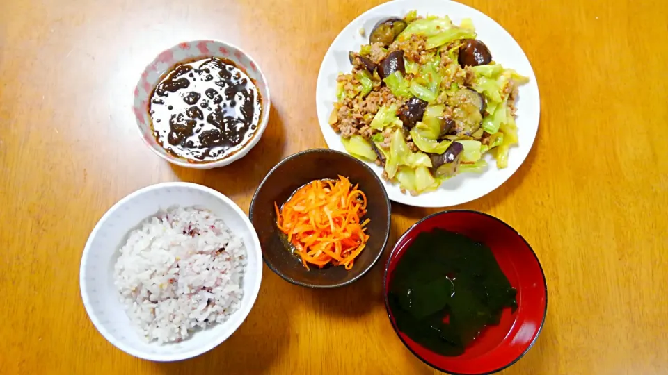 ２月７日　キャベツとなすの肉味噌炒め　にんじんサラダ　もずく　わかめスープ|いもこ。さん