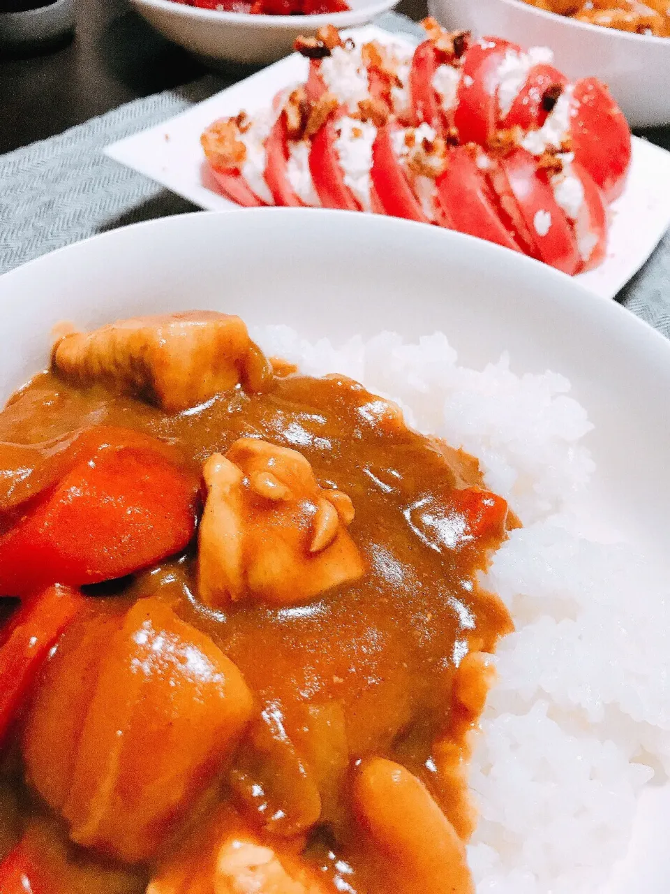 Snapdishの料理写真:カレーと手作りチーズのカプレーゼ❤️|Ｒさん