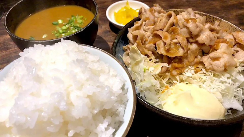 Snapdishの料理写真:豚バラ肉の生姜焼き定食を頂きました。|momongatomoさん