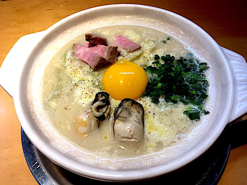 白みそラーメン 〜 ロース焼豚・牡蠣・粉チーズ・卵黄・九条葱のトッピング。太麺が合います。|リフルシャッフルさん