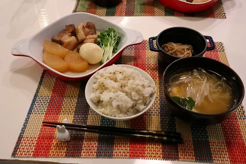 Snapdishの料理写真:今日の夕食 豚肩ロースの角煮、えのきのなめ茸、麦ご飯、もやしとわかめの味噌汁|pinknari🐰🌈さん