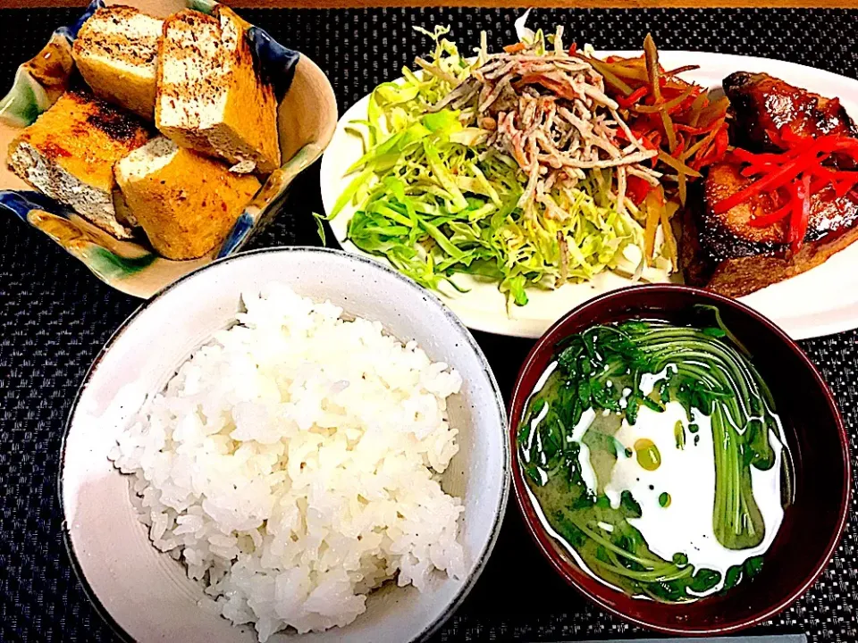 ブリ照り焼き。栃尾揚げ。キャベツときんぴらサラダ|ゆっちこさん