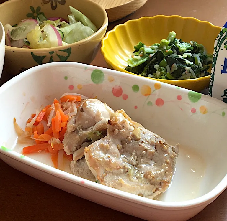 アル中病棟の昼ごはん☀️☀️🔆
ごはん🍚  鶏肉の香味焼き🐔  グリーンサラダ🥗  辛子あえ  牛乳🥛|ぽんたさん