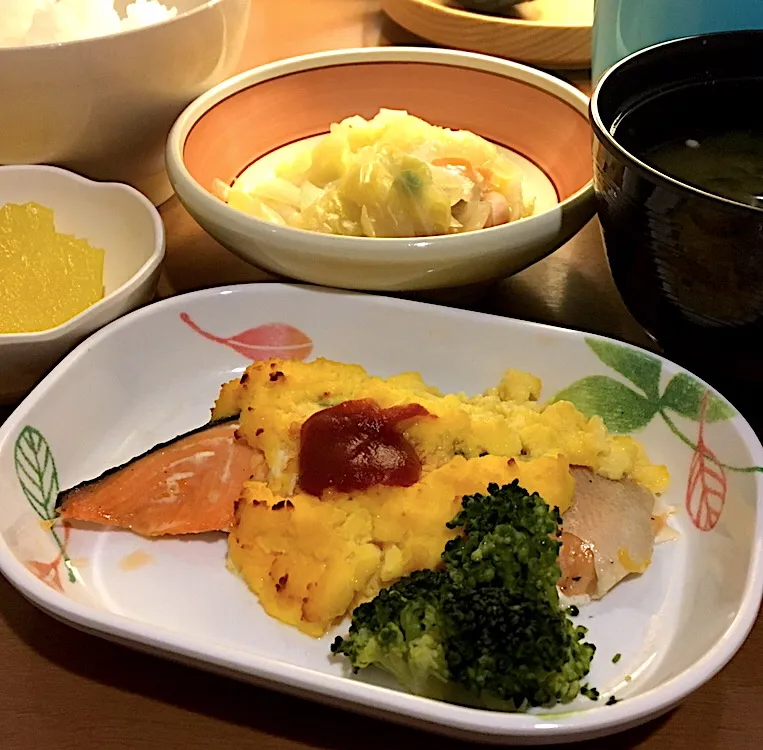 Snapdishの料理写真:アル中病棟の晩ごはん⭐️⭐️🔆
ごはん🍚  みそ汁（キノコ）🍄  鮭の黄金焼き🏅🐟  野菜のスープ煮  パイナップル🍍  ふりかけ|ぽんたさん