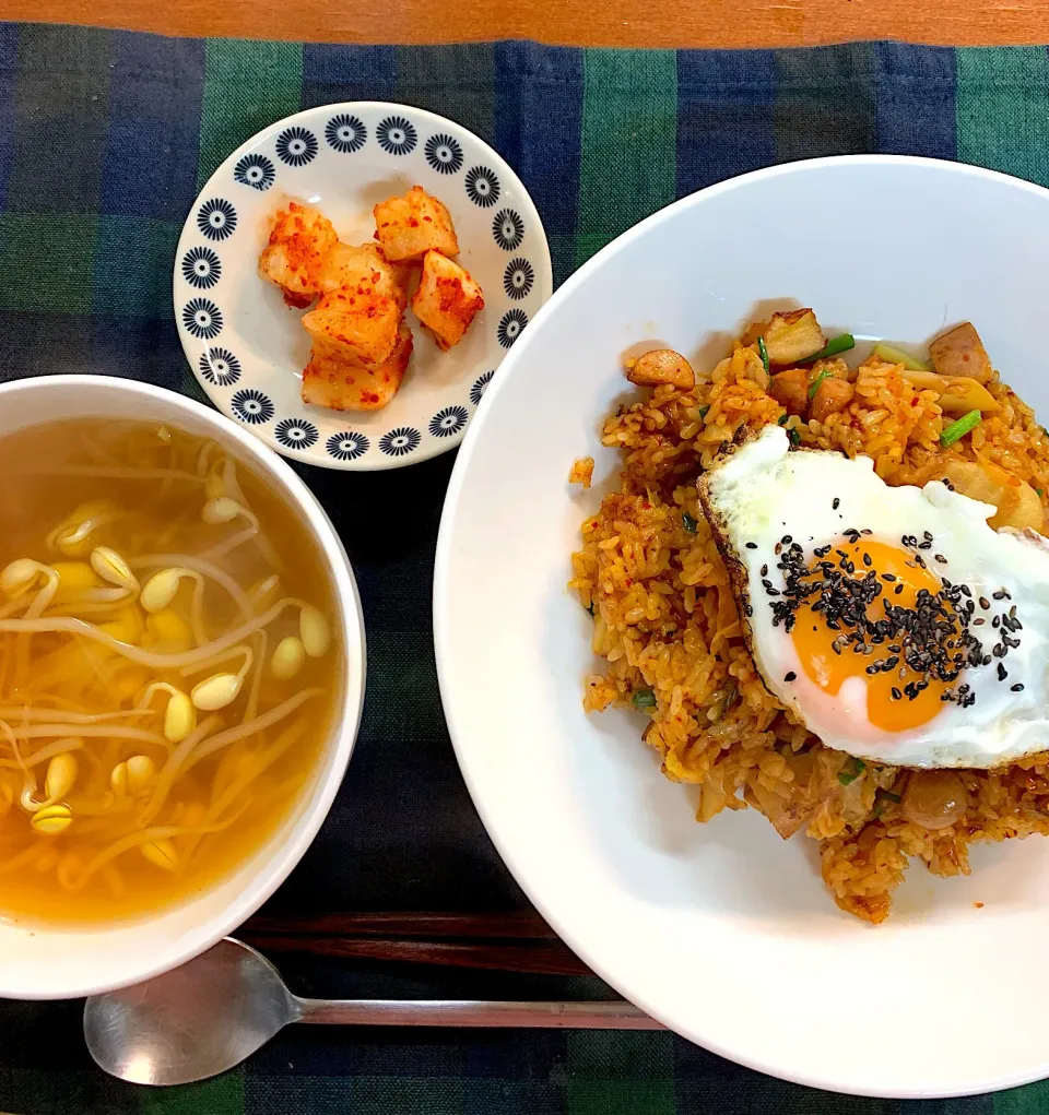 Snapdishの料理写真:キムチ炒飯|jasmineさん