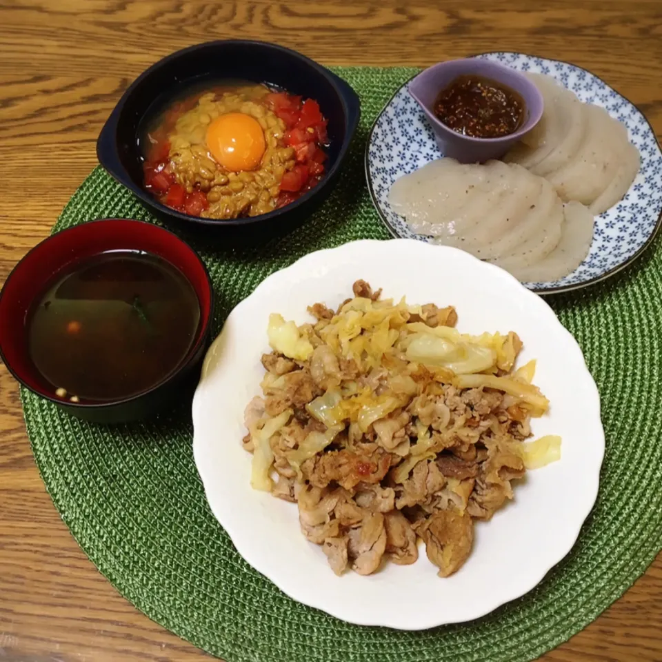 Snapdishの料理写真:トマトキムチ納豆・さしみこんにゃく・キャベツと豚肉の炒め物・えのきとちぢみ小松菜のお味噌汁|美也子さん