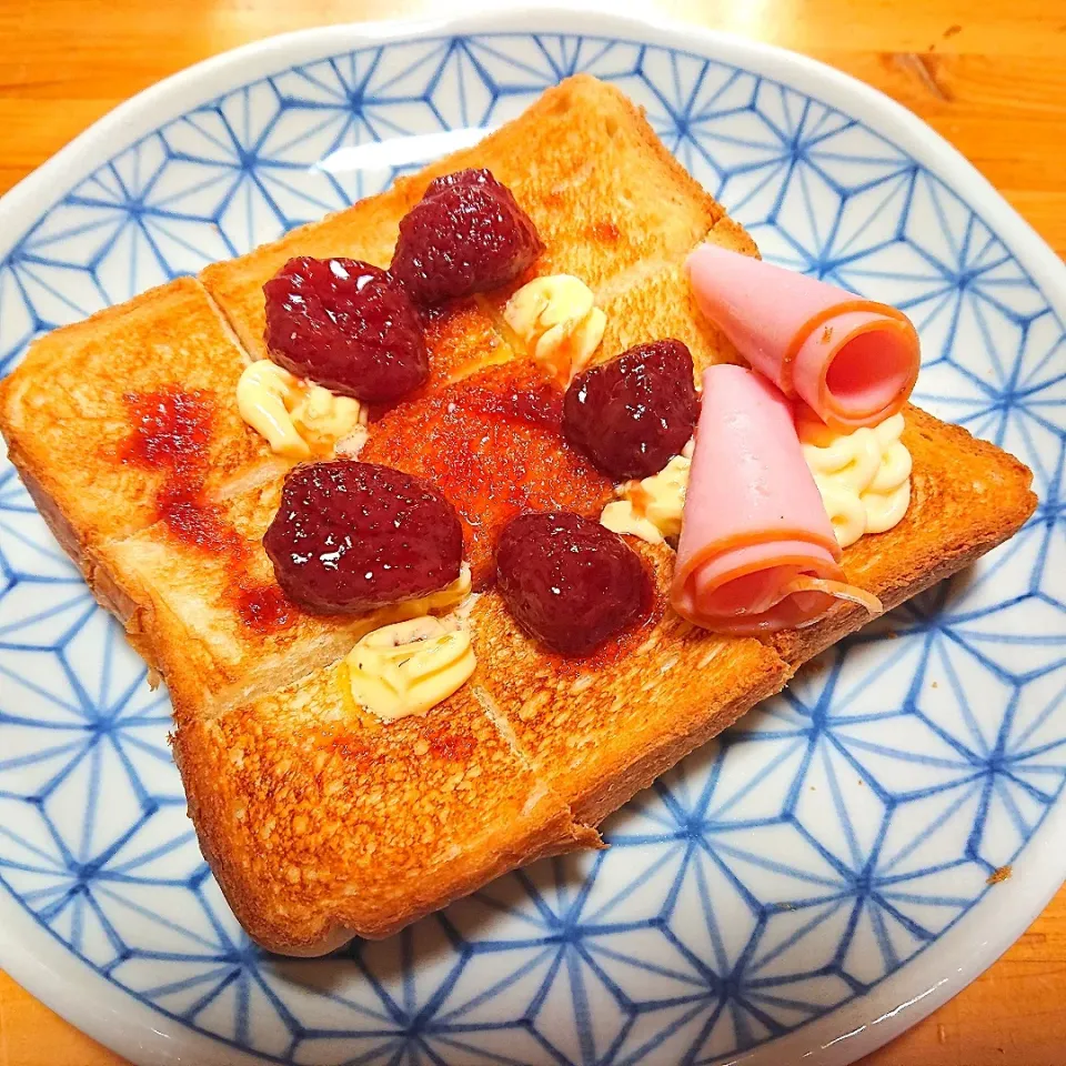 朝ごはん☕🍞🌄
  イチゴジャムバター😊|miimiさん