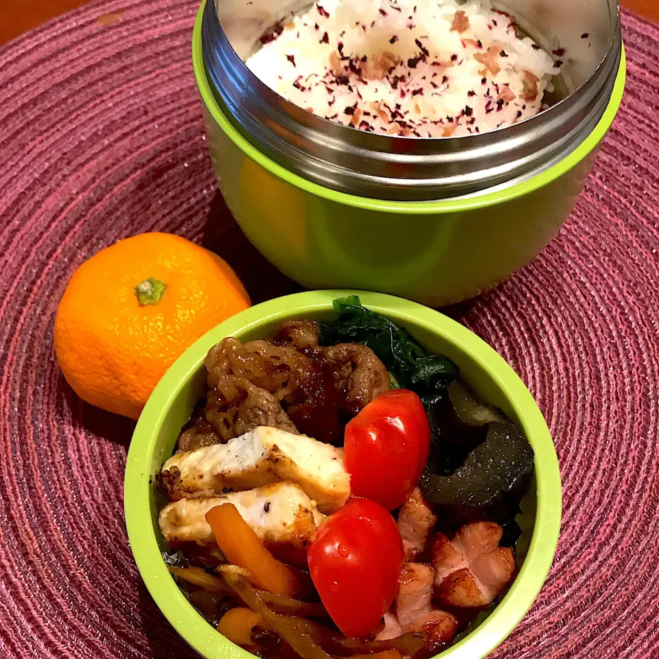 今日のお弁当🍱
カジキのムニエル
焼肉

今日も一日
笑顔で過ごせますように

気をつけて
いってらっしゃい👋😊|mokoさん