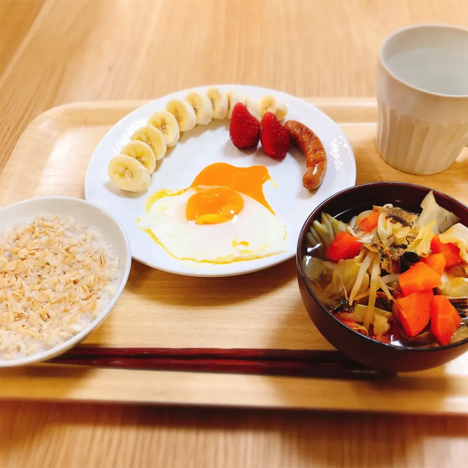 野菜たっぷり味噌汁と失敗目玉焼き|てるてるぼうず。さん