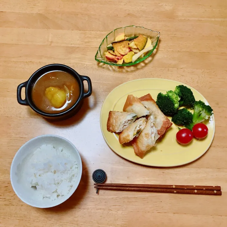 ささみと梅しそチーズの揚げ春巻き🧀                                                      鶏肉とじゃがいものカレースープ🥔|ちゃみこさん