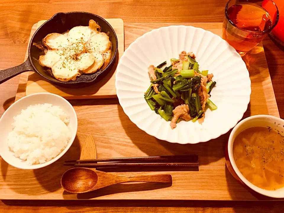 Snapdishの料理写真:豚こまと小松菜のにんにく醤油炒め、新ジャガのチーズ焼き、オニオンスープ|ありかさん