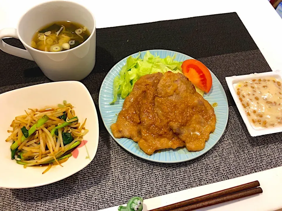 Snapdishの料理写真:#豚のニンニク味噌焼き
 #ニラもやし炒め 
 #納豆 
 #豆腐とわかめの味噌汁|ゆぺこさん