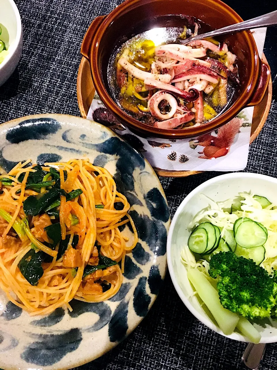 Snapdishの料理写真:昨日の夜ごはん✨ナポリタン風パスタ・イカのアヒージョ🦑|ミッチ☆ママさん