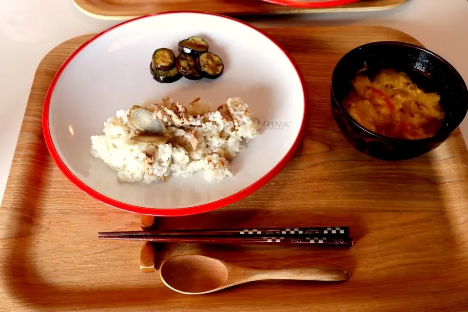 Snapdishの料理写真:今日の昼食 ごぼうとツナの炊き込みご飯、なすのめんつゆ、人参と卵の味噌汁|pinknari🐰🌈さん