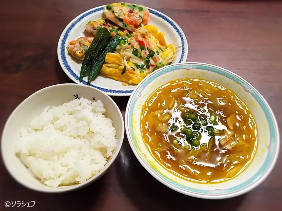 Snapdishの料理写真:先週の日曜日の晩ご飯だよ(*^^*)
★もやしとかにかまの卵とじ
★ミックスベジタブルのおやき
★オクラのオリーブオイル焼き
★キャベツとベーコンの春雨カレースープ|ソラシェフさん