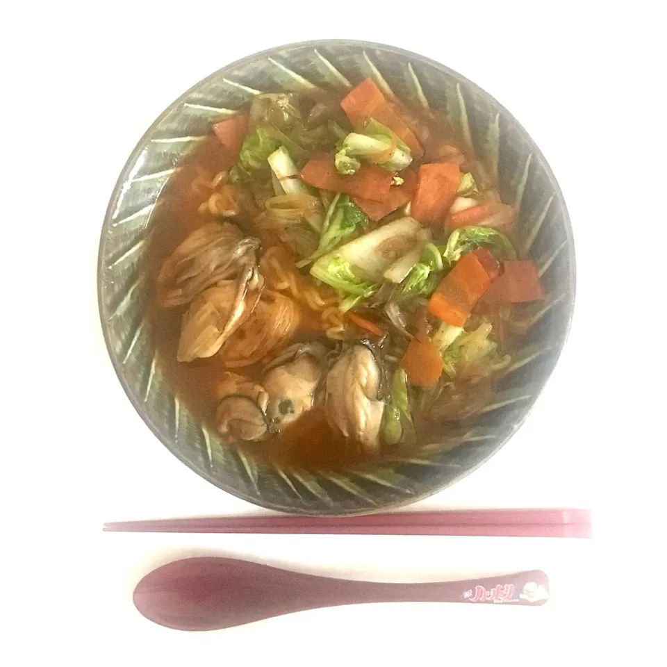 即席ふくろ麺に牡蠣、白菜とにんじんを炒めてトッピング。黒酢大さじ1、ごま油小さじ1で酸辣湯麺風味。かけるビネガーラボ自由研究_05|yukko7740さん