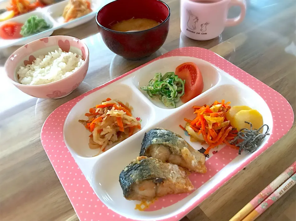 からあげビールさんのにんにく醤油鯖竜田で休日子どもランチ😋|ちぃさん