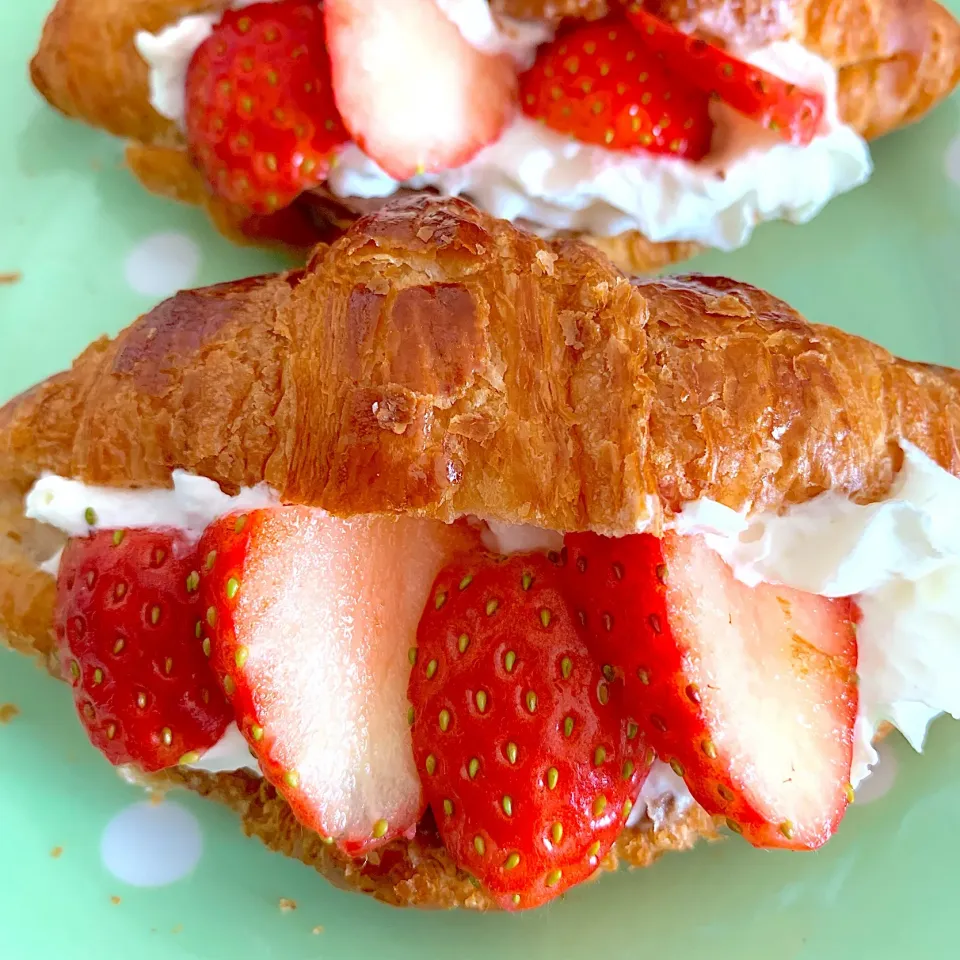 クロワッサンいちごサンド🍓🥐|chilipeさん