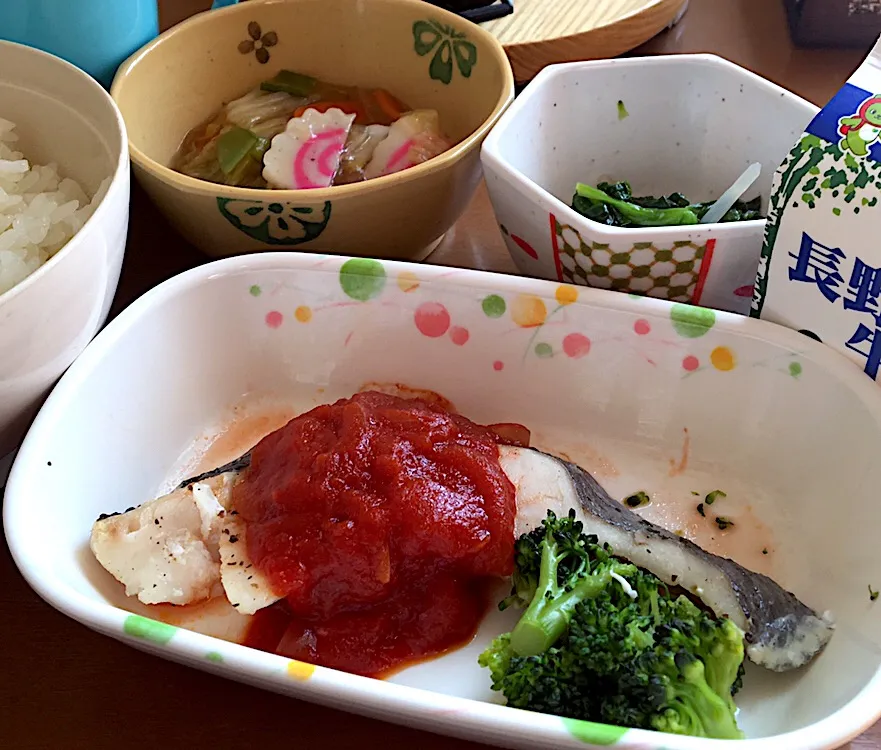 Snapdishの料理写真:アル中病棟の昼ごはん☀️☀️🔆
ごはん🍚  ホキのトマトソース🐟🍅  中華煮  酢の物  牛乳🥛|ぽんたさん