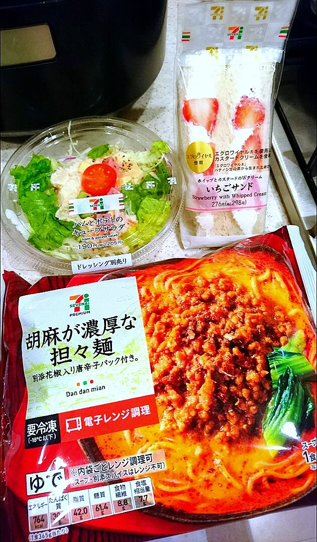 Snapdishの料理写真:いちごサンド#セブンイレブン#新商品のサラダ#胡麻が濃厚な担々麺|GGGさん