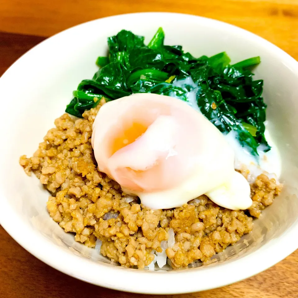 菠薐草のナムルと豚そぼろ丼温玉のせ|長谷川裕子さん