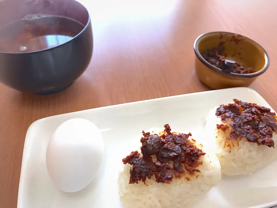 The日本の朝食！でもお昼ご飯(о´ω`о)ぇへ  手作りの豆味噌でお味噌汁と、味噌とごま油の焼きおにぎり|舞さん