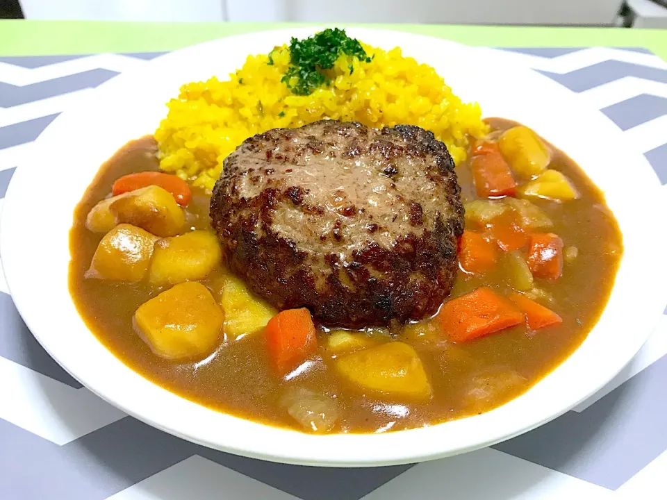 Hamburger curry with turmeric rice.|Nachaz Kitchenさん