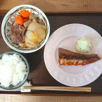 Snapdishの料理写真:肉じゃが&ブリ定食|チズさん