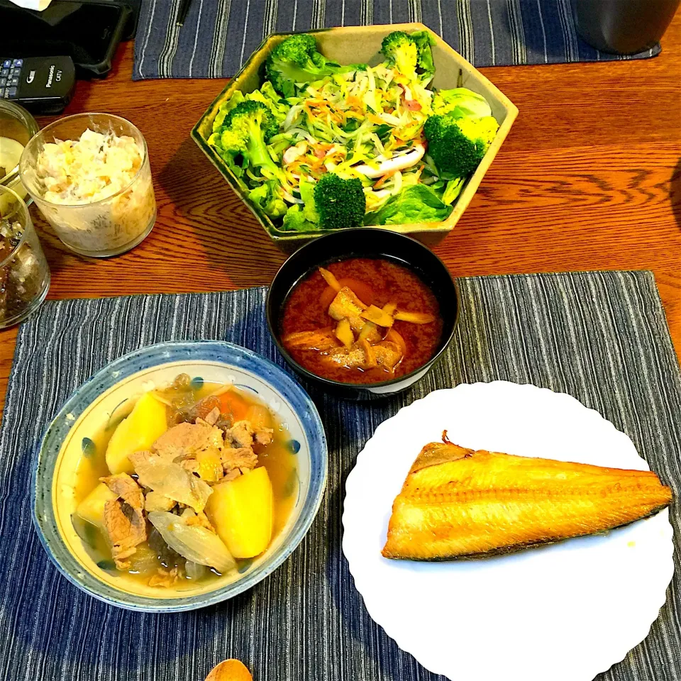 Snapdishの料理写真:肉じゃが、ホッケ干物、イカマリネ、
常備菜|yakinasuさん