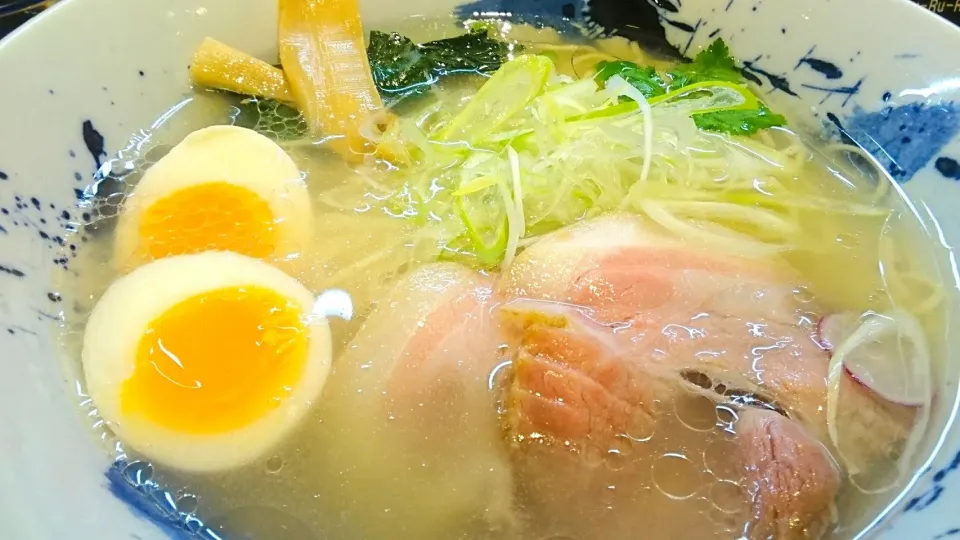 Snapdishの料理写真:【2019年2月オープン】
らーめん専門 Chu-Ru-Riちゅるり
芳醇塩ラーメン
＋味玉(Twitterフォローで無料)
＋自家製お新香(無料)
＋ミニアイスコーヒー(無料) 
＠十条19034|大脇さん