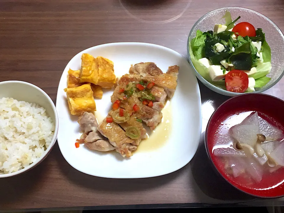 油淋鶏 旦那様作卵焼き 大根の生姜中華スープ 豆腐とワカメのポン酢サラダ|おさむん17さん