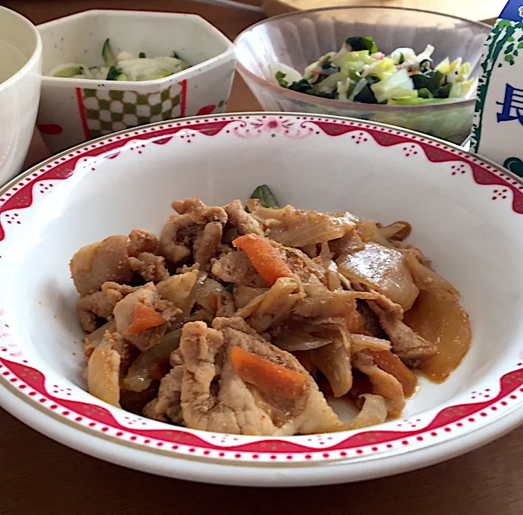 アル中病棟の昼ごはん☀️☀️🔆
ごはん🍚  ごぼうと豚肉の炒め物🐷  酢の物  千六本  牛乳🥛|ぽんたさん