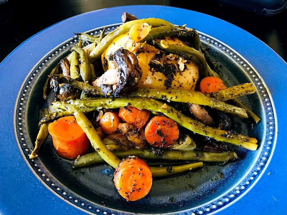 Sunday Roast 😎 potato, onion, garlic, garlic, garlic, carrots, beans, mushroom, asparagus with cannabis herbs in olive oil.|Sergio Lacuevaさん