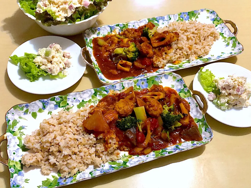 2／17夕食  #晩ごはん  •トマトおでんからの具沢山カレー /玄米ご飯と •おからサラダ  ‥おでんの最後はカレーにして食べきる！・・つもりだったけど、もう少し残ってしまった💦‥|おさんどんさん