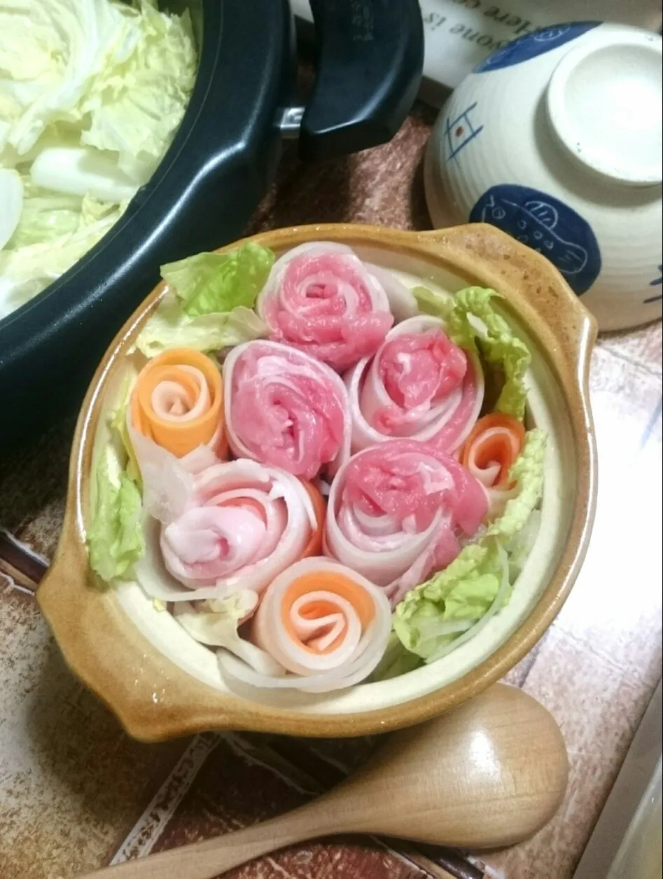 Snapdishの料理写真:巻き巻き‼花束みたいな一人鍋
 #鍋
 #一人鍋
 #豚肉巻き|okamichanさん