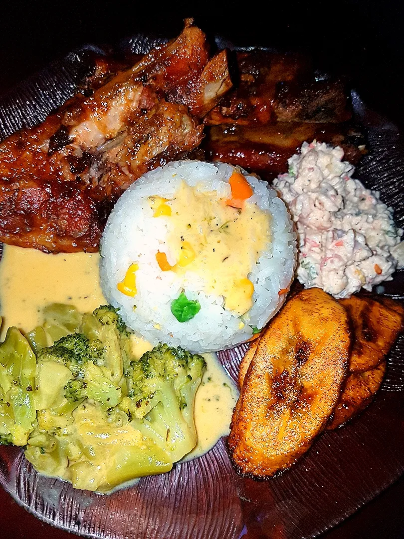 Sticky Barbecue Ribs, Veggie Jasmine Rice, Seafood (Crab and Shrimp) Salad, Fried Plantains with Cheese and Broccoli.|Juan Simmsさん