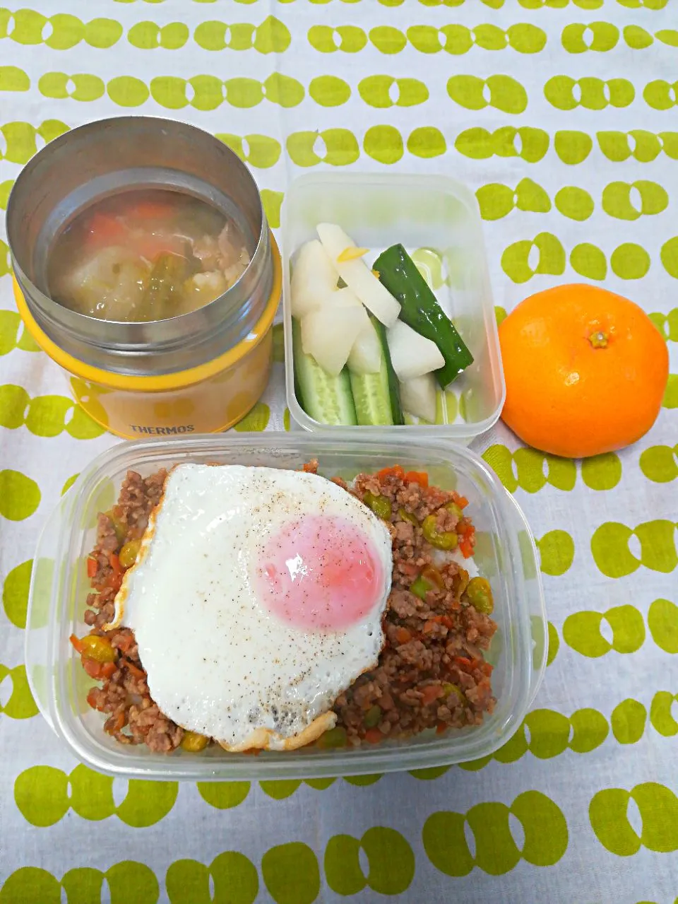 肉味噌目玉のっけ弁当🍱|とにおさん