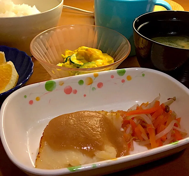 アル中病棟の晩ごはん⭐️🔆🔆
ごはん🍚  中華スープ  カレイの梅味噌だれ  かぼちゃのサラダ🎃   伊予柑🍊|ぽんたさん