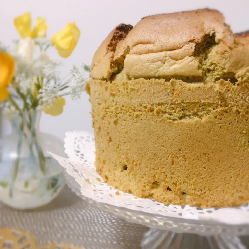 抹茶シフォンケーキ、ホワイトチョコ入り😋|YummyKさん