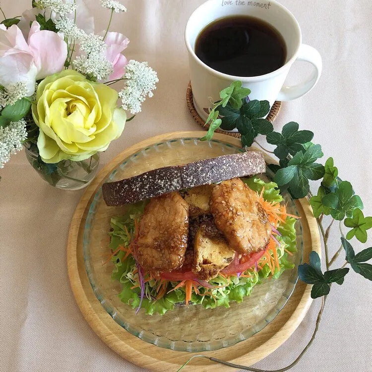 2/18❤︎照り焼きチキン&たまご焼きライ麦パンサンド❤︎
#お昼ごはん #ランチ #おうちごはん #おうちカフェ #照り焼きチキン #たまご焼き #ライ麦 #ライ麦サンド #自家製サンド|Makinsさん