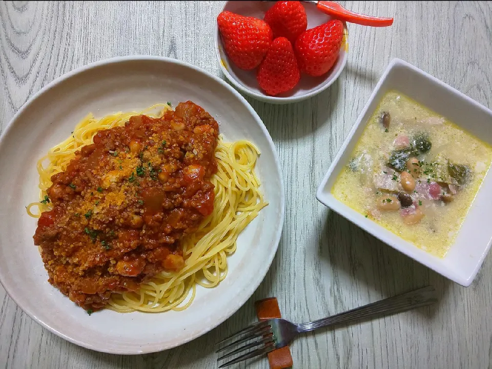 みったんのイタリアンおかずの素でミートソーススパゲッティ&コープレシピのベーコンと大豆のクリームスープ|真希さん