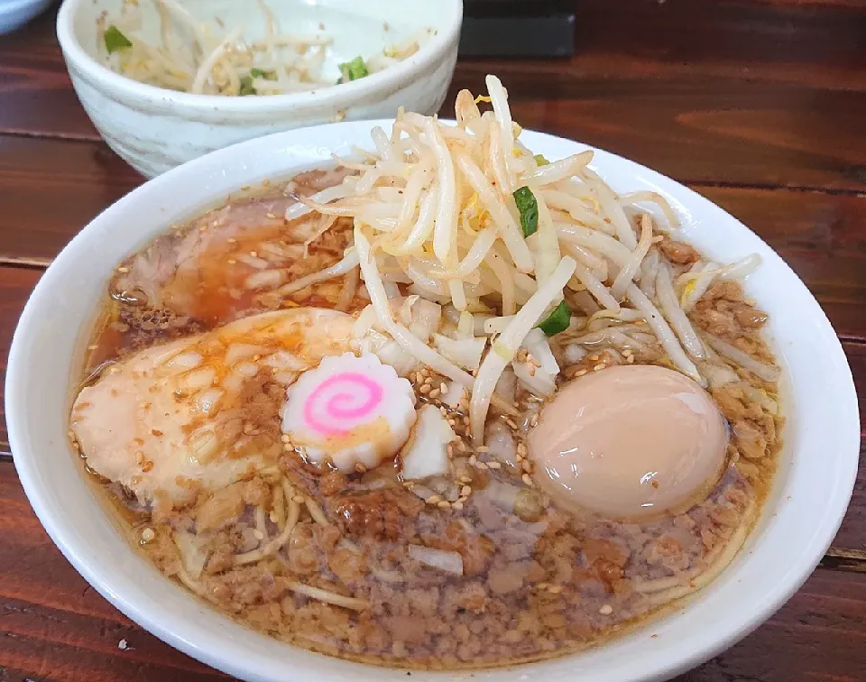 背脂醤油ラーメンに煮玉子とプチにらモヤシ|哲さん