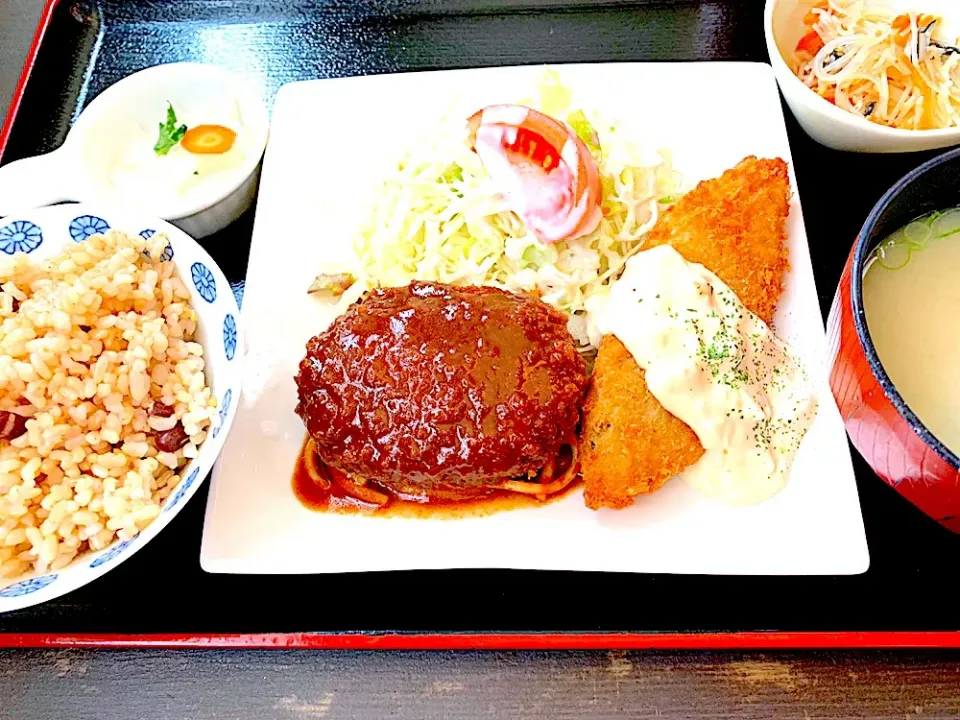 居酒屋さんの日替わりランチ。メンチカツと白身魚フライ。玄米ご飯というのが嬉しいポイント💕|パオパオあつこさん