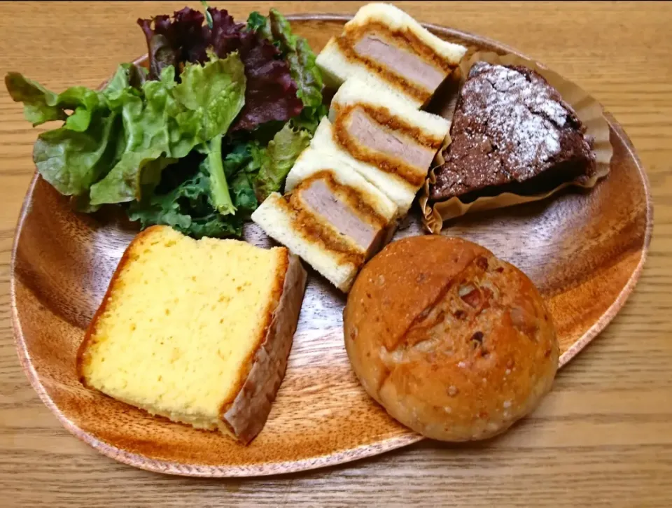 Snapdishの料理写真:『私の朝ごはん♪ かずさんのカステラ&めぐチーさんのくるみパン&chiakiさんのガトーショコラ』|seri-chanさん