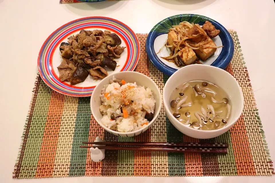 今日の夕食 なすと豚肉の味噌炒め、厚揚げともやしの黒酢炒め、しめじの塩麹炊き込みご飯、しめじの白スープ|pinknari🐰🌈さん