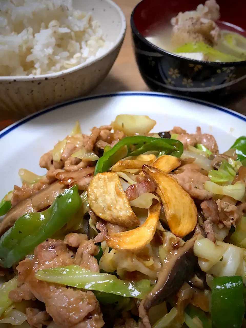 豚もも肉と野菜の細切り炒めと鶏手羽元スープ #豚もも肉 #ピーマン #キャベツ #玉ねぎ #椎茸 #にんにく #オイスターソース #鳥手羽元 #豆腐 #長ネギ #中華スープ|ミウトおかんさん