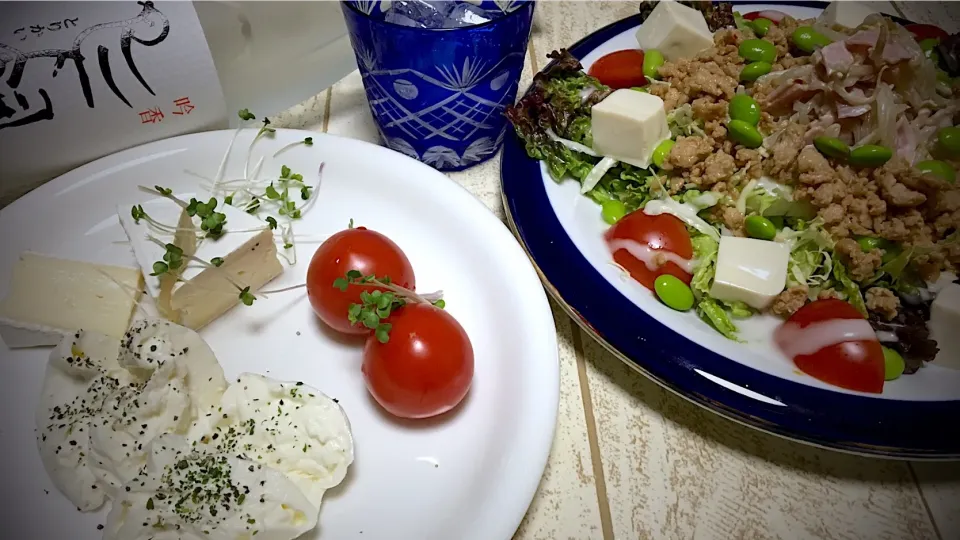 今日の男飯(*･ω･)チーズ盛り&サラダ7種盛り...♪*ﾟ|ひーちゃんさん