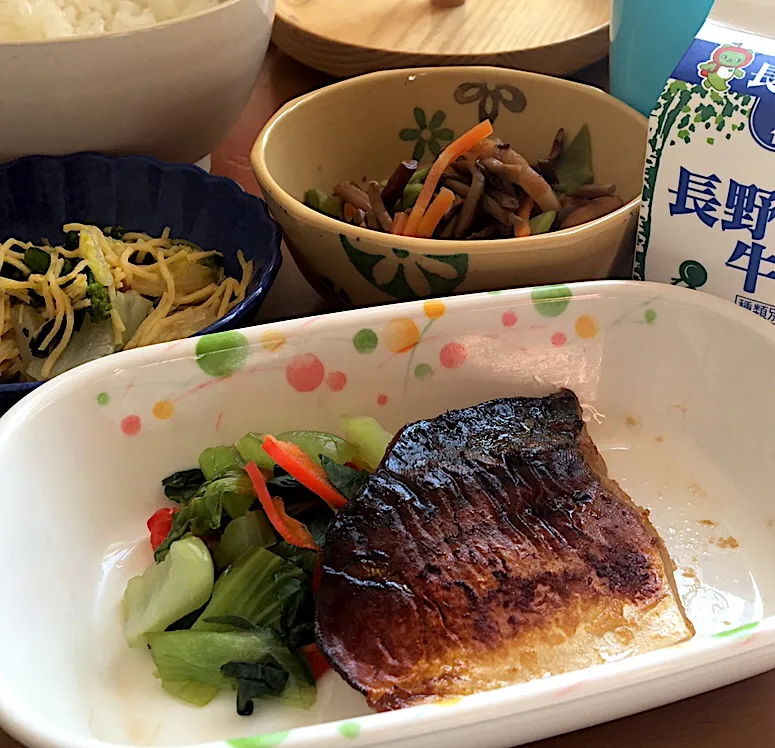 アル中病棟の昼ごはん☀️☀️☀️
ごはん🍚  鯖の生姜焼き🐟  ぜんまい煮付け  菜種和え  牛乳🥛|ぽんたさん