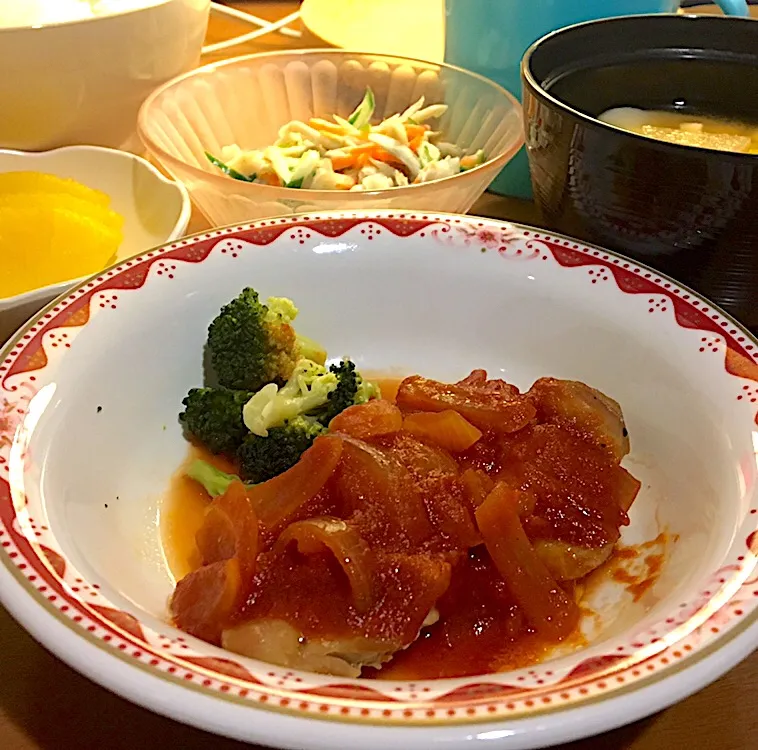 Snapdishの料理写真:アル中病棟の晩ごはん⭐️⭐️🔆
ごはん🍚  みそすいとん  鶏肉のトマトソース🐓🍅   ごぼうサラダ  パイナップル🍍|ぽんたさん